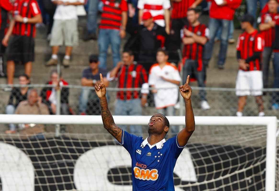 Em 2013, uma curiosidade ficou na memria dos torcedores, na campanha do ttulo brasileiro. O Cruzeiro enfrentou o Atltico-PR na Vila Olmpica do Boqueiro numa quarta-feira  tarde, porque o estdio no tinha refletores. As condies do gramado eram pssimas e o clube celeste chegou a sofrer 2 a 0, mas conseguiu buscar o empate com gols de Ded (foto) e Luan.