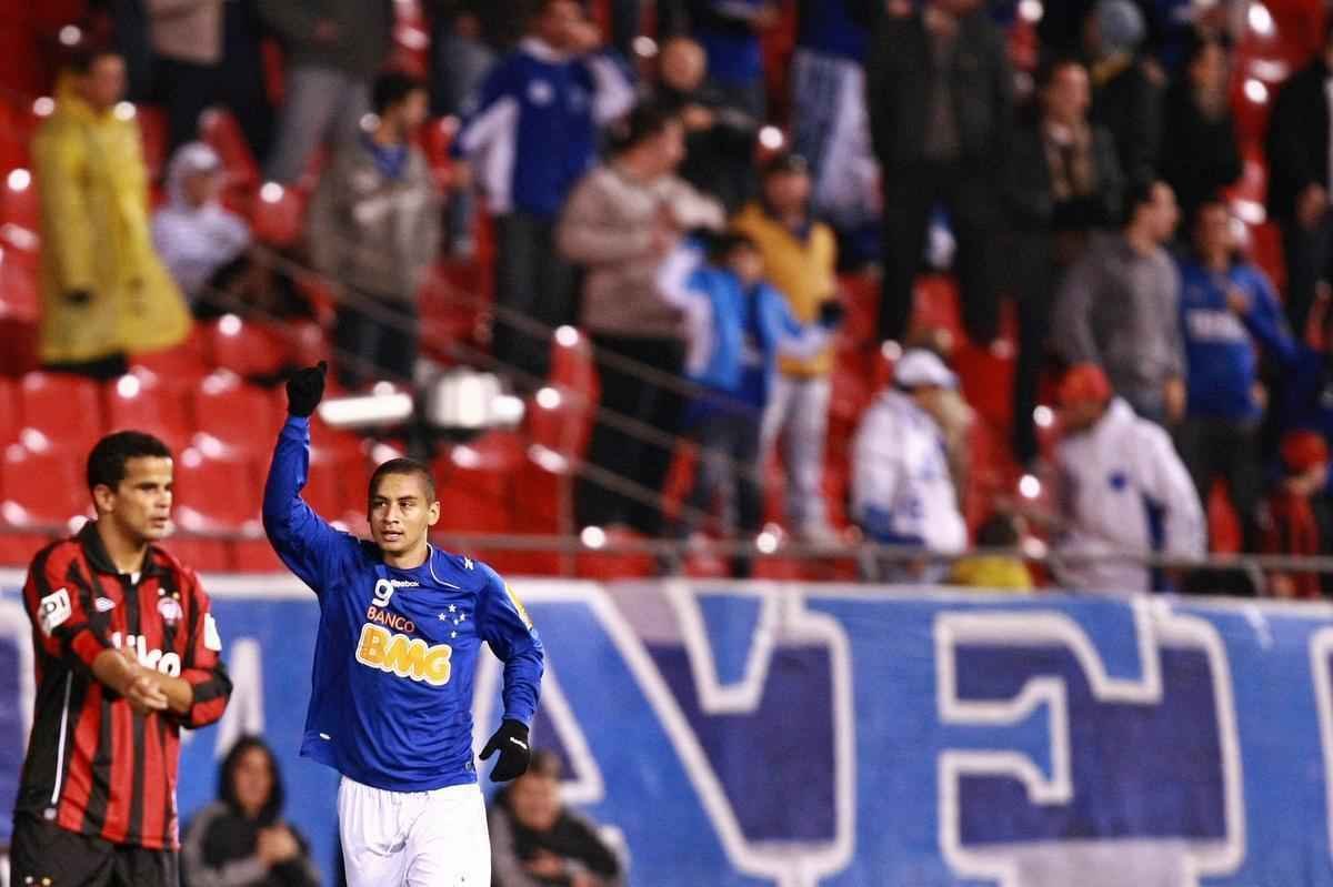 Em 2010, o Cruzeiro derrotou o Atltico-PR na Arena da Baixada por 2 a 0, na estreia de Cuca. Foi o incio da arrancada celeste para brigar pelo ttulo brasileiro daquele ano, mas a equipe acabou com o vice-campeonato.