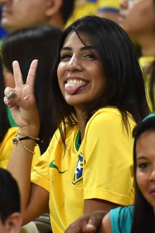 Imagens da torcida brasileira no jogo contra a Venezuela no estdio Castelo