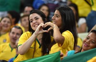 Imagens da torcida brasileira no jogo contra a Venezuela no estdio Castelo