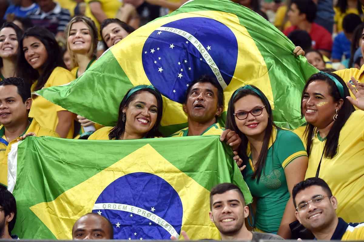 Imagens da torcida brasileira no jogo contra a Venezuela no estdio Castelo