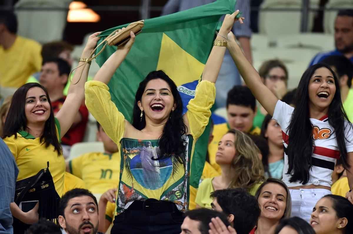 Imagens da torcida brasileira no jogo contra a Venezuela no estdio Castelo