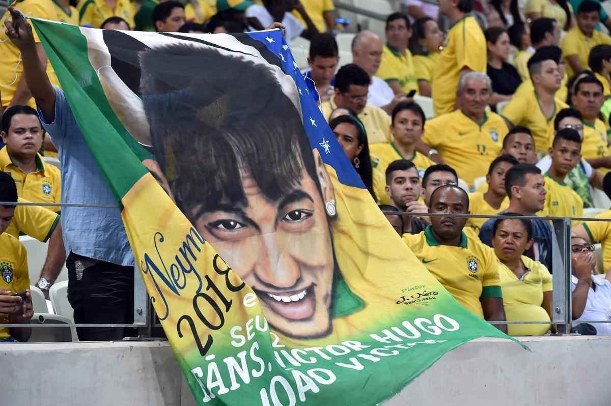 Imagens da torcida brasileira no jogo contra a Venezuela no estdio Castelo