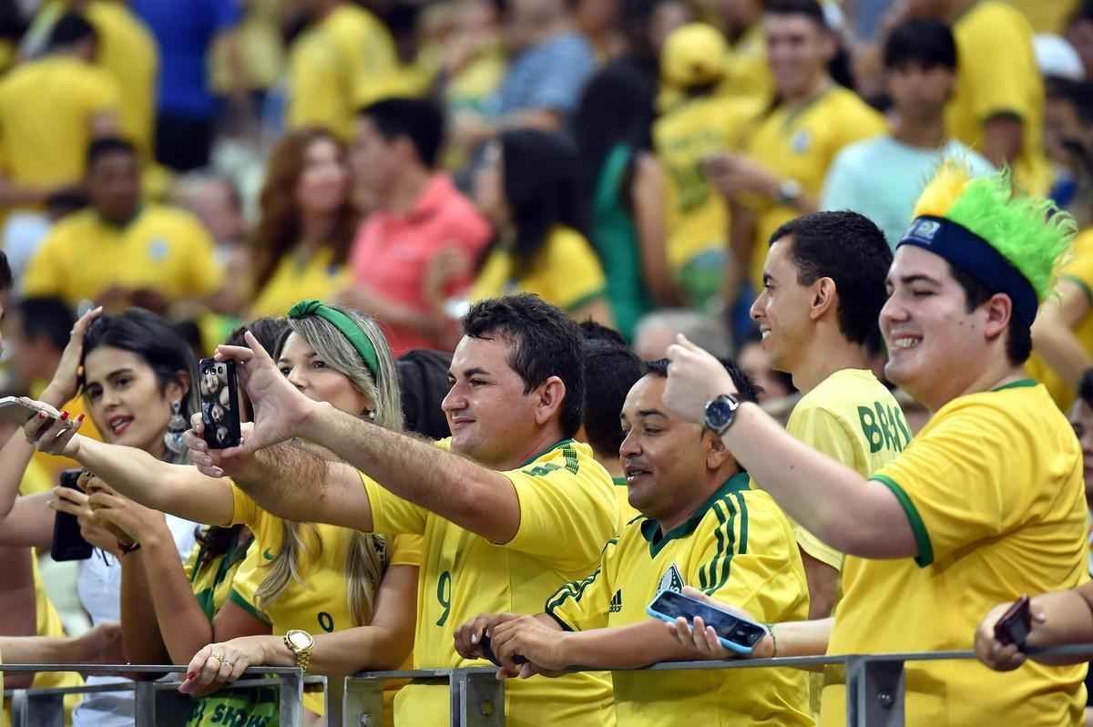 Imagens da torcida brasileira no jogo contra a Venezuela no estdio Castelo