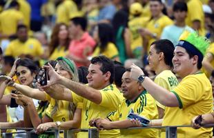 Imagens da torcida brasileira no jogo contra a Venezuela no estdio Castelo