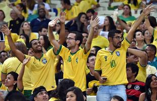 Imagens da torcida brasileira no jogo contra a Venezuela no estdio Castelo