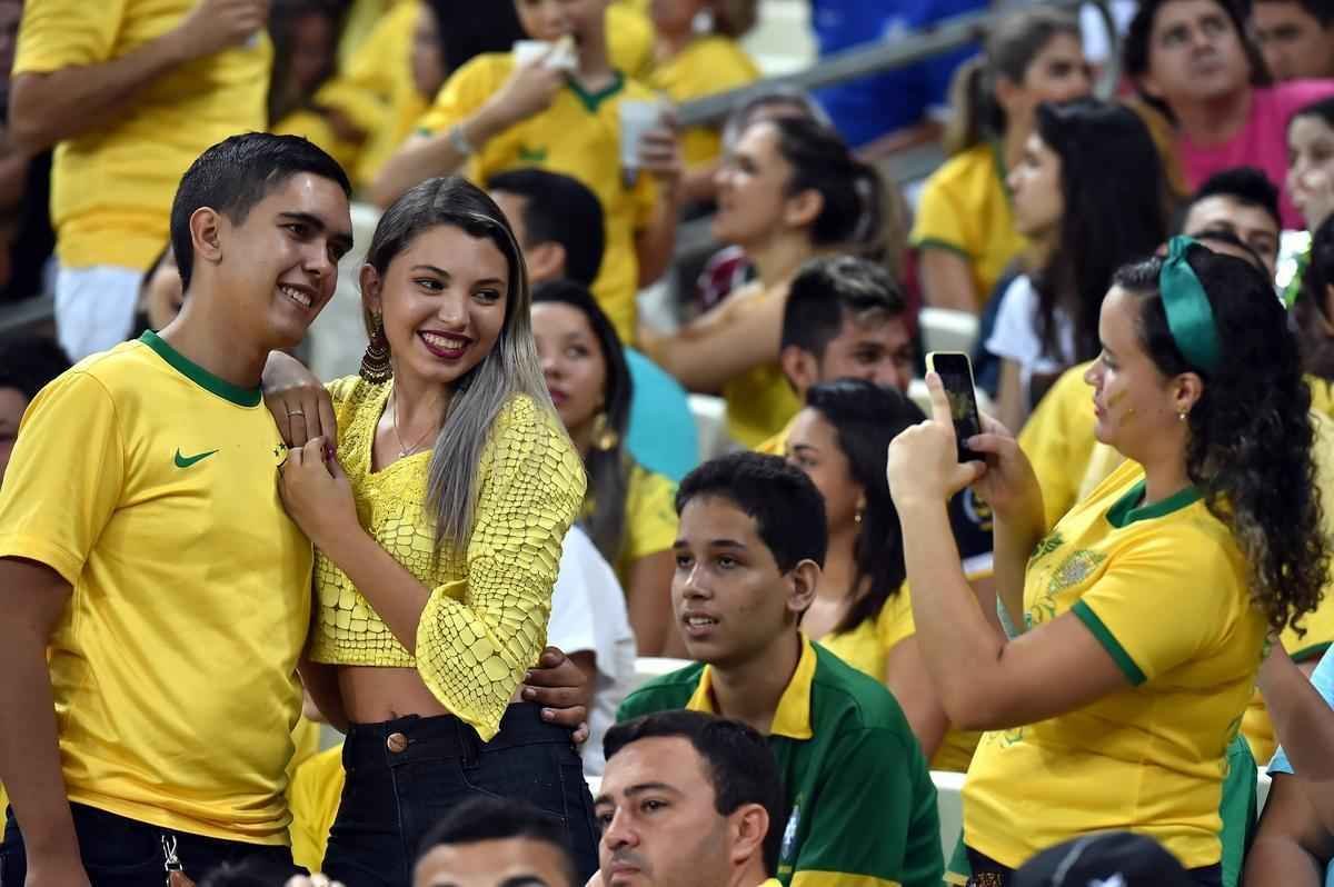 Imagens da torcida brasileira no jogo contra a Venezuela no estdio Castelo