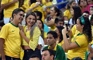 Imagens da torcida brasileira no jogo contra a Venezuela no estdio Castelo