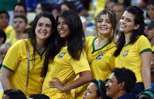 Imagens da torcida brasileira no jogo contra a Venezuela no estdio Castelo