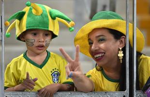 Imagens da torcida brasileira no jogo contra a Venezuela no estdio Castelo