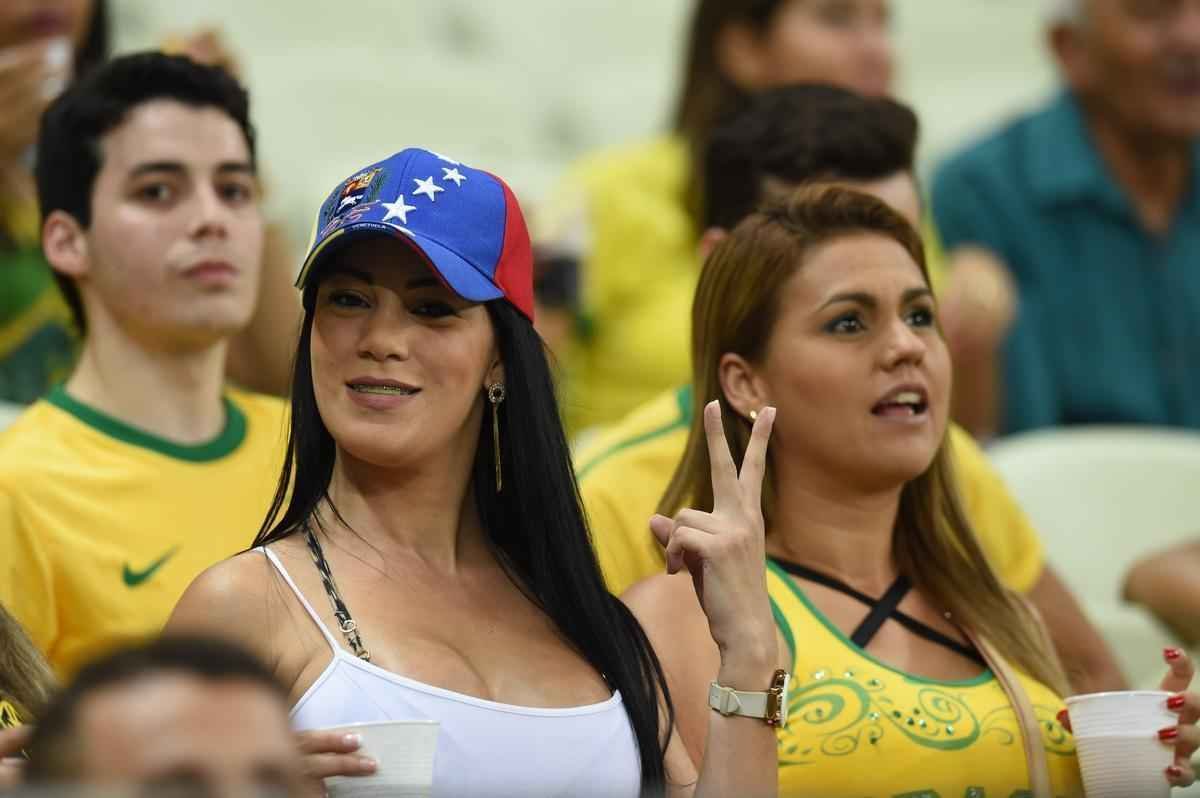 Imagens da torcida brasileira no jogo contra a Venezuela no estdio Castelo