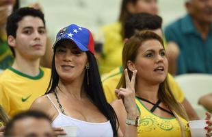 Imagens da torcida brasileira no jogo contra a Venezuela no estdio Castelo