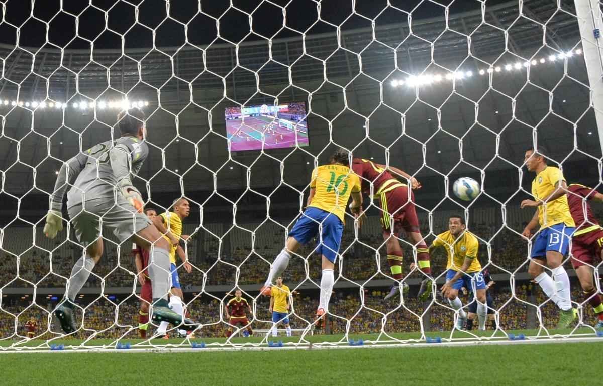 Imagens da partida entre Brasil e Venezuela no Castelão