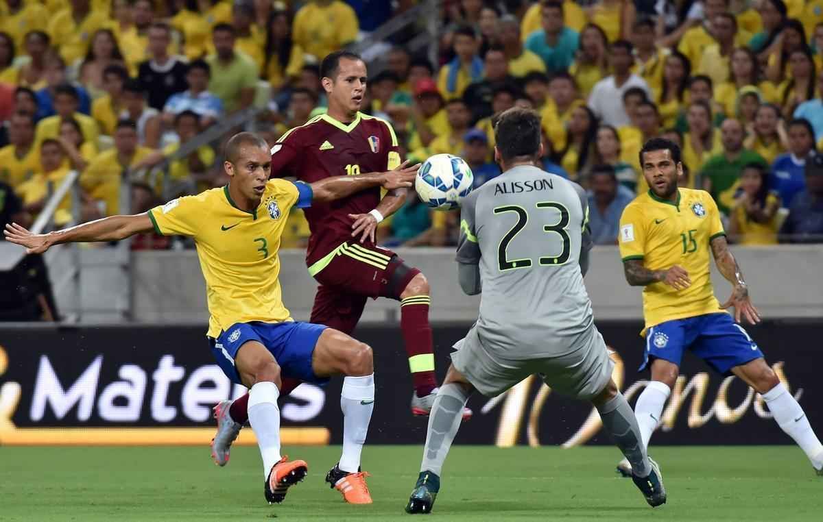 Imagens da partida entre Brasil e Venezuela no Castelão