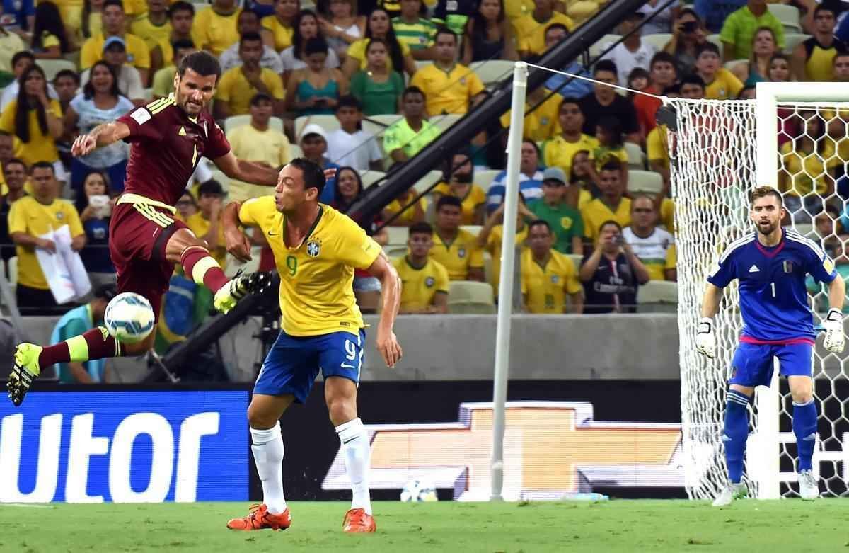 Imagens da partida entre Brasil e Venezuela no Castelão