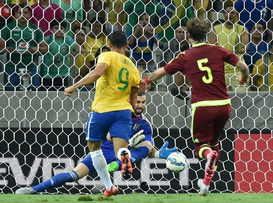 Imagens da partida entre Brasil e Venezuela no Castelão