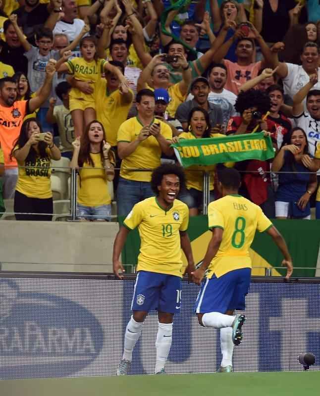 Imagens da partida entre Brasil e Venezuela no Castelão