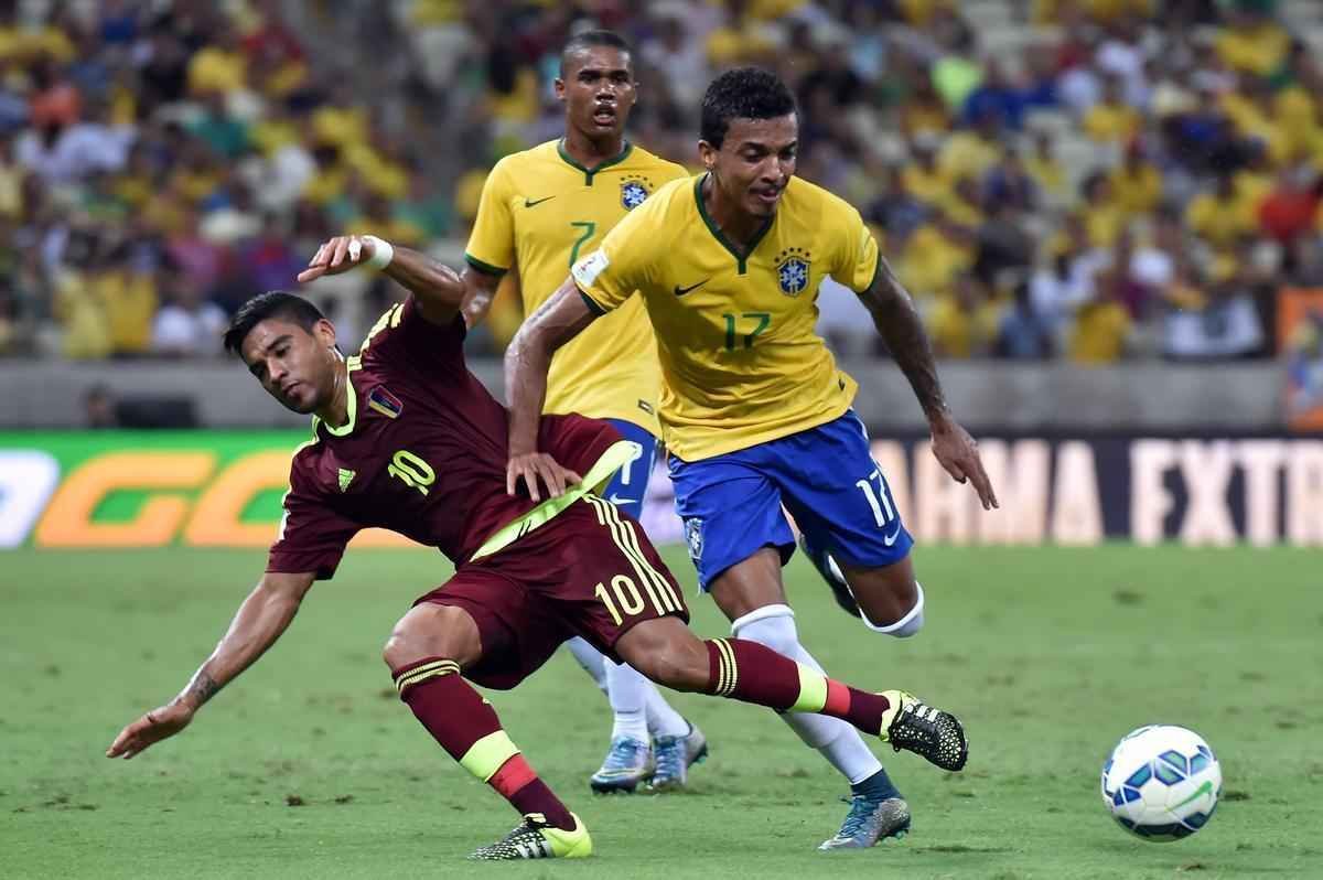 Imagens da partida entre Brasil e Venezuela no Castelão