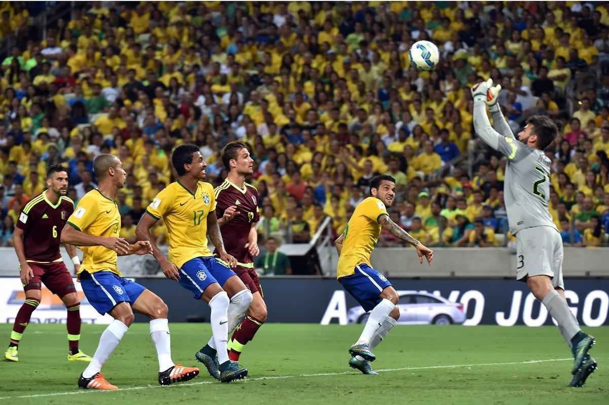 Imagens da partida entre Brasil e Venezuela no Castelão