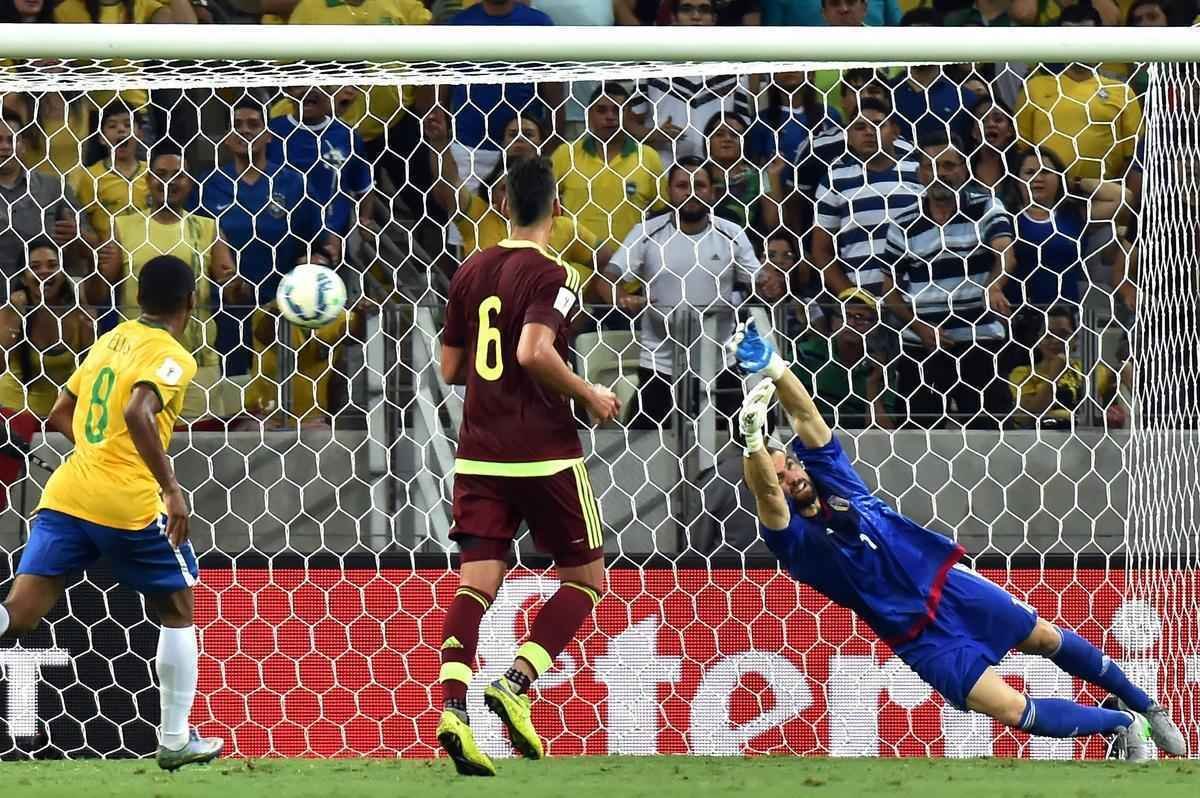Imagens da partida entre Brasil e Venezuela no Castelão
