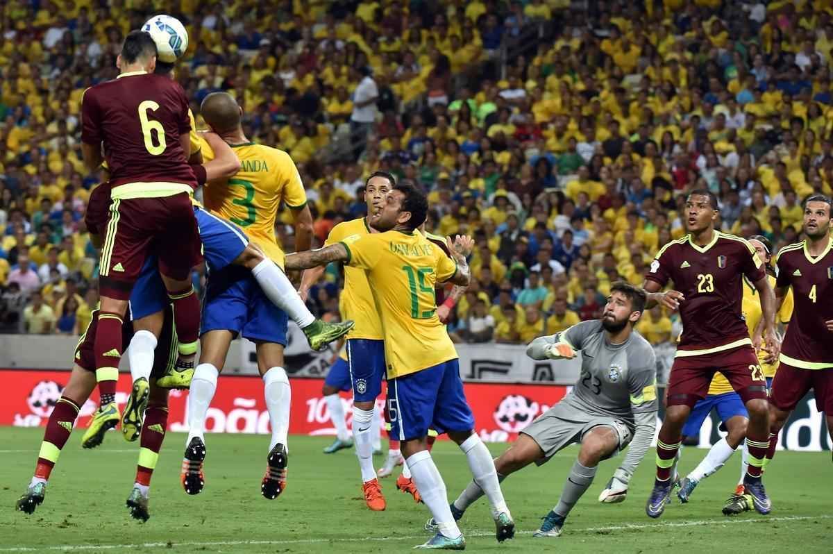 Imagens da partida entre Brasil e Venezuela no Castelão