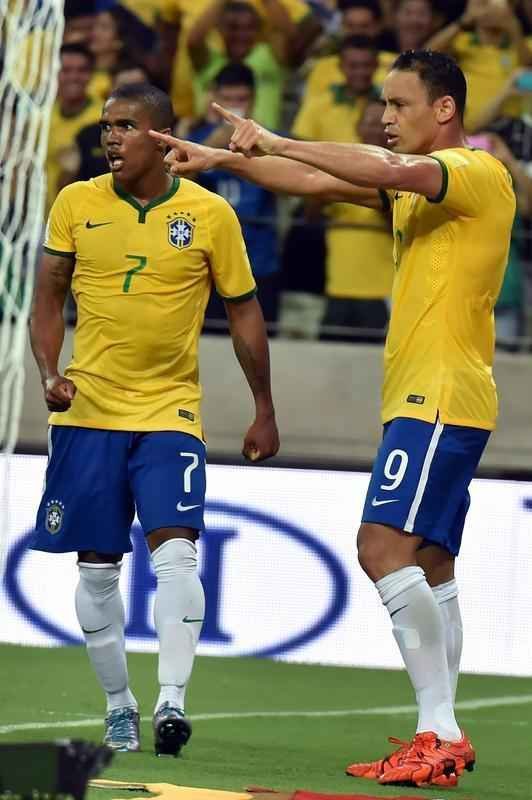 Imagens da partida entre Brasil e Venezuela no Castelão