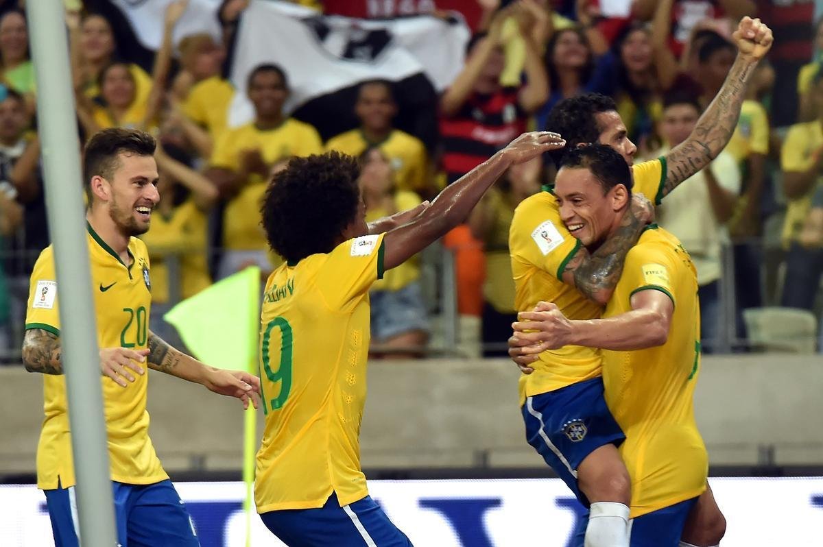 Imagens da partida entre Brasil e Venezuela no Castelão