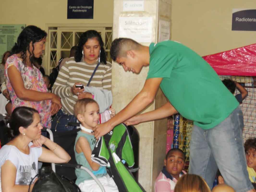 Atacante Rubens, do Amrica, visitou crianas em tratamento contra cncer nesta quarta-feira