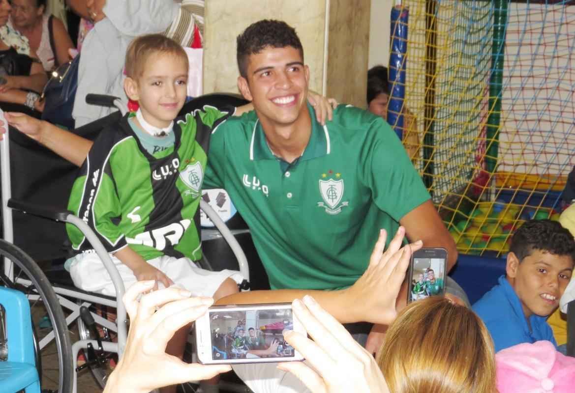 Atacante Rubens, do Amrica, visitou crianas em tratamento contra cncer nesta quarta-feira