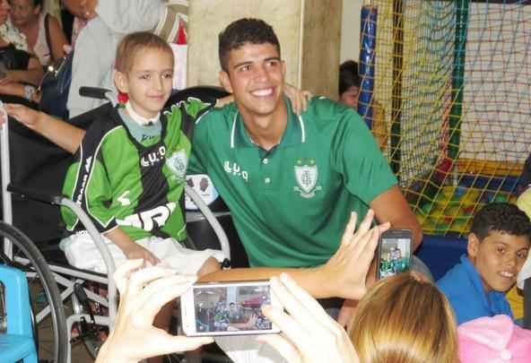 Atacante Rubens, do Amrica, visitou crianas em tratamento contra cncer nesta quarta-feira