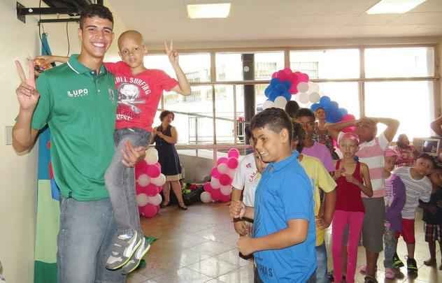 Atacante Rubens, do Amrica, visitou crianas em tratamento contra cncer nesta quarta-feira