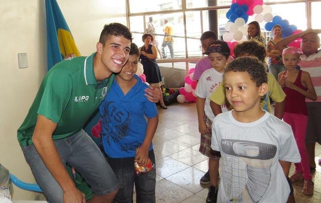 Atacante Rubens, do Amrica, visitou crianas em tratamento contra cncer nesta quarta-feira