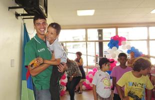 Atacante Rubens, do Amrica, visitou crianas em tratamento contra cncer nesta quarta-feira