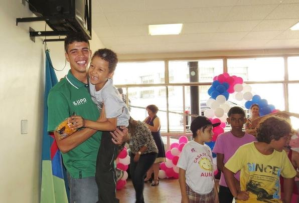 Atacante Rubens, do Amrica, visitou crianas em tratamento contra cncer nesta quarta-feira