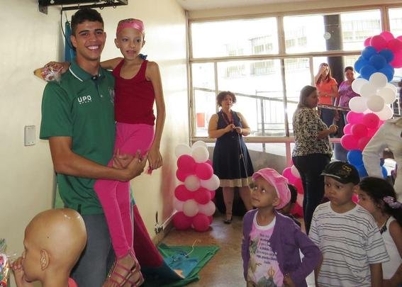 Atacante Rubens, do Amrica, visitou crianas em tratamento contra cncer nesta quarta-feira