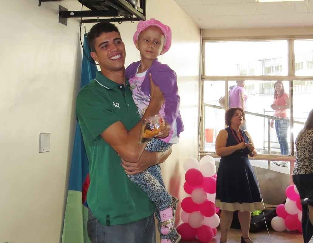 Atacante Rubens, do Amrica, visitou crianas em tratamento contra cncer nesta quarta-feira