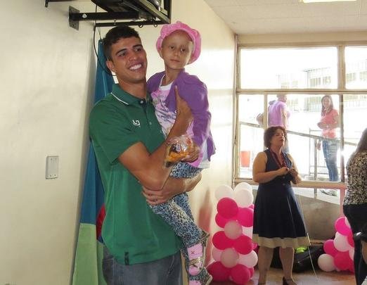 Atacante Rubens, do Amrica, visitou crianas em tratamento contra cncer nesta quarta-feira