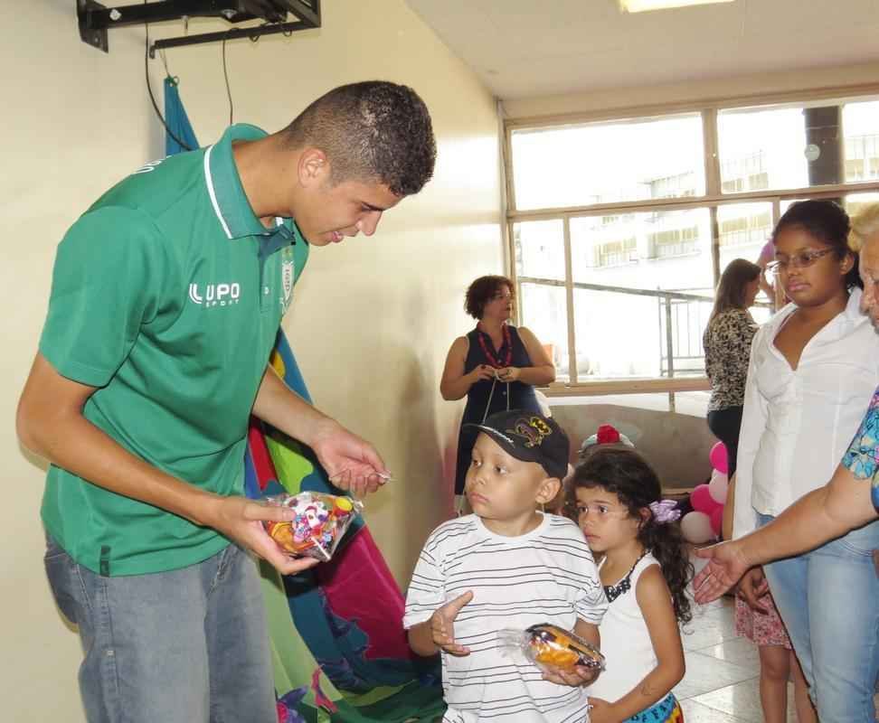 Atacante Rubens, do Amrica, visitou crianas em tratamento contra cncer nesta quarta-feira