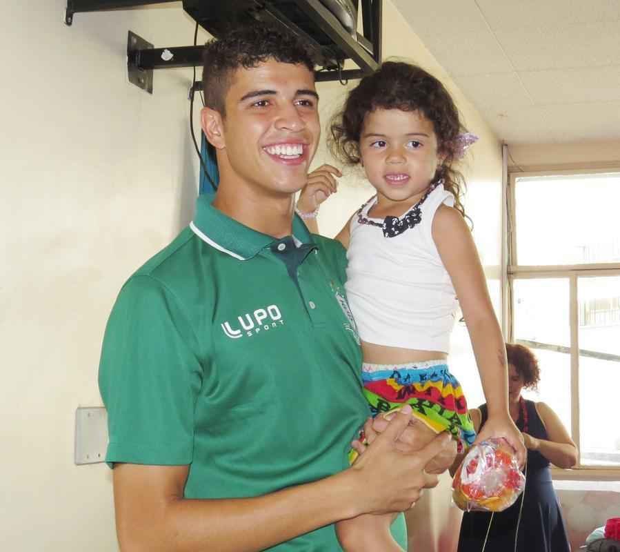 Atacante Rubens, do Amrica, visitou crianas em tratamento contra cncer nesta quarta-feira