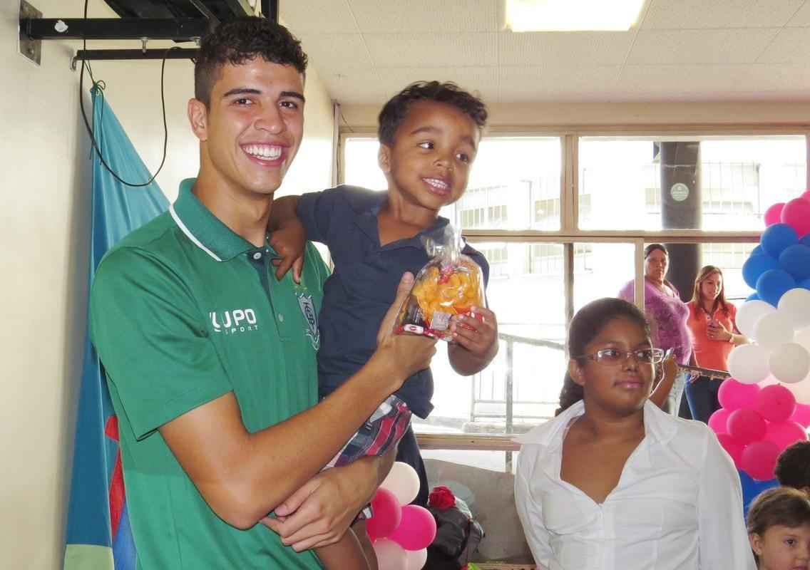 Atacante Rubens, do Amrica, visitou crianas em tratamento contra cncer nesta quarta-feira