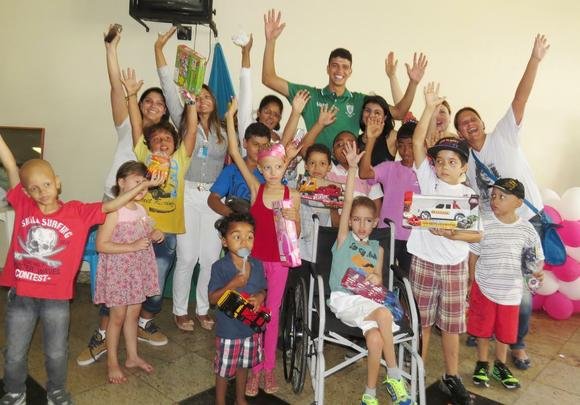 Atacante Rubens, do Amrica, visitou crianas em tratamento contra cncer nesta quarta-feira