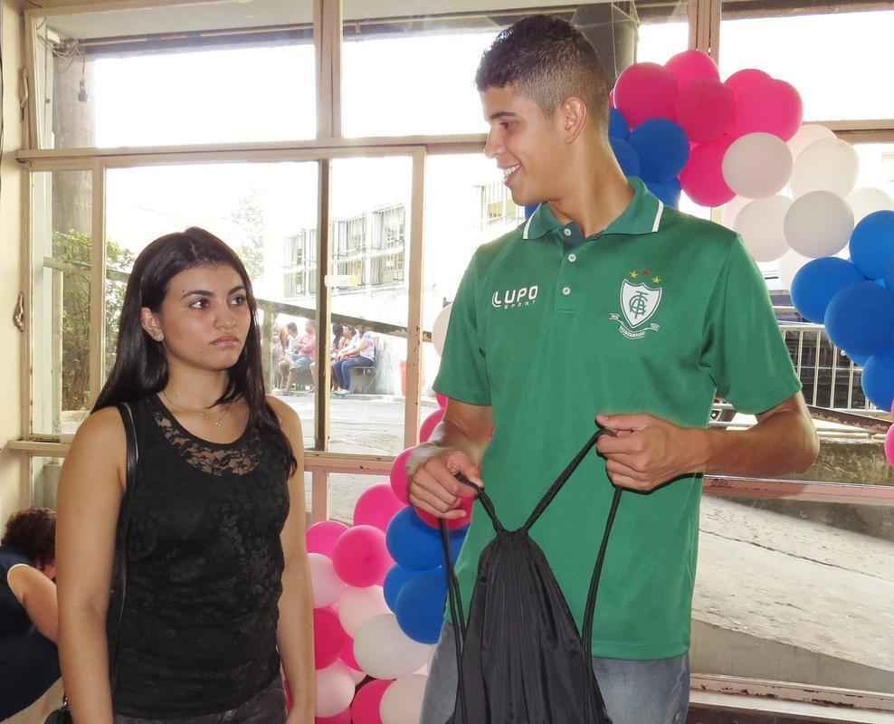 Atacante Rubens, do Amrica, visitou crianas em tratamento contra cncer nesta quarta-feira