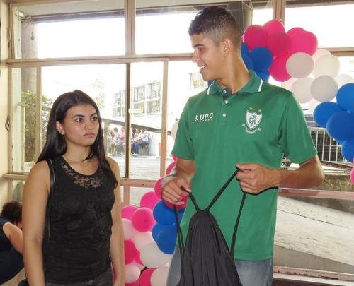 Atacante Rubens, do Amrica, visitou crianas em tratamento contra cncer nesta quarta-feira