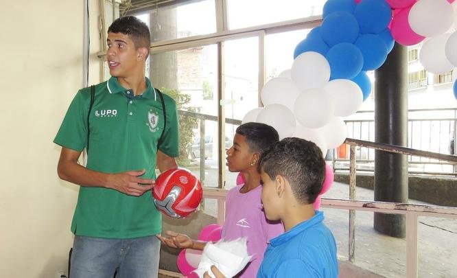 Atacante Rubens, do Amrica, visitou crianas em tratamento contra cncer nesta quarta-feira
