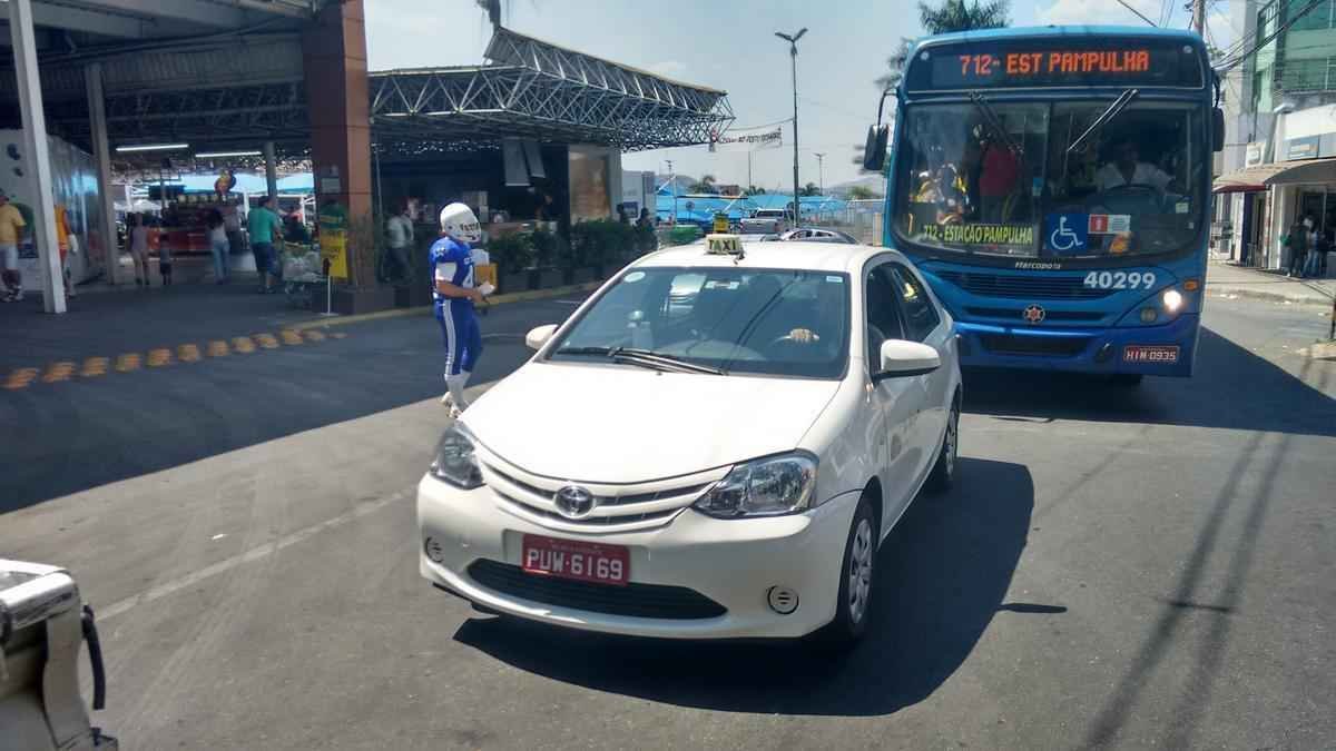 Fotos da divulgao de Get Eagles, time de futebol americano de BH - Blitz realizada no Santa Amlia