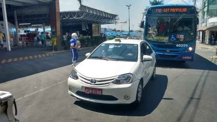 Fotos da divulgao de Get Eagles, time de futebol americano de BH - Blitz realizada no Santa Amlia