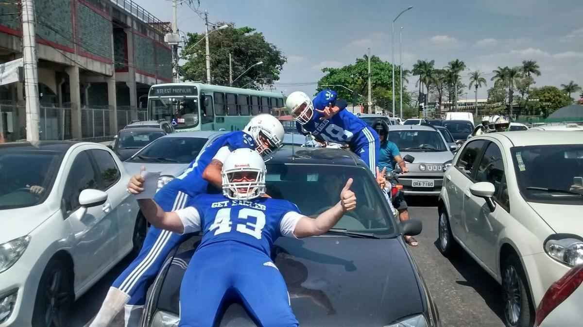 Fotos da divulgao de Get Eagles, time de futebol americano de BH - Blitz realizada no Santa Amlia