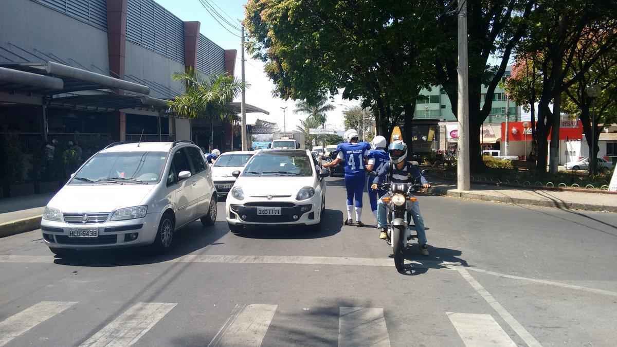 Fotos da divulgao de Get Eagles, time de futebol americano de BH - Blitz realizada no Santa Amlia