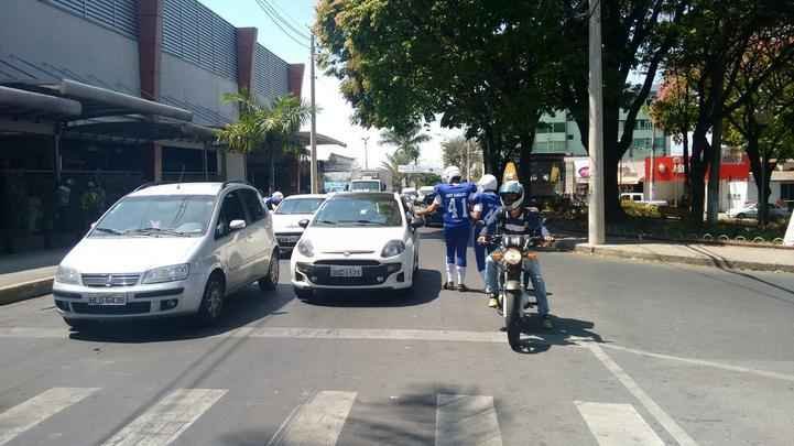 Fotos da divulgao de Get Eagles, time de futebol americano de BH - Blitz realizada no Santa Amlia