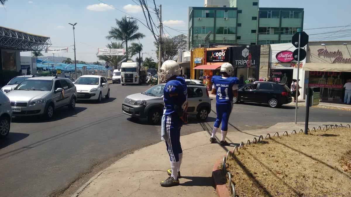 Fotos da divulgao de Get Eagles, time de futebol americano de BH - Blitz realizada no Santa Amlia